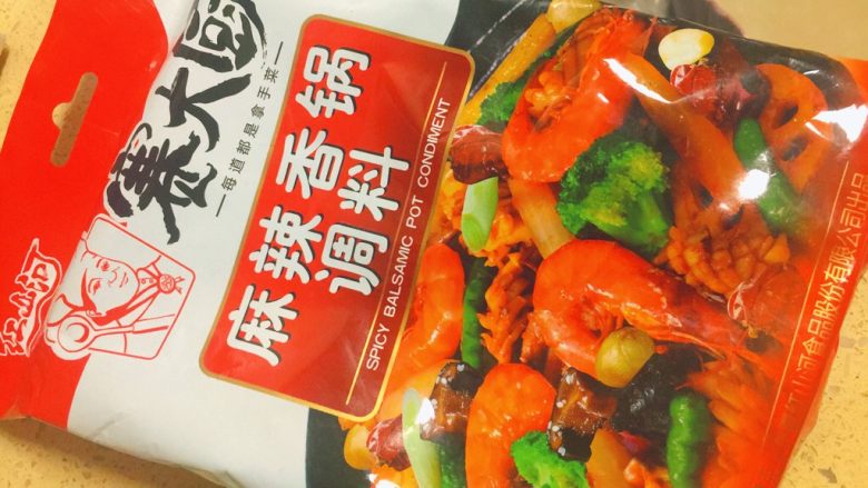 简单又粗暴的诱惑★麻辣香锅,我选择的调料包,是这个牌子的。淘宝有卖的哦。其实我们也可以自己炒料,不过需要调料非常多种,不好凑,所以就站在巨人肩膀上偷个懒啦。