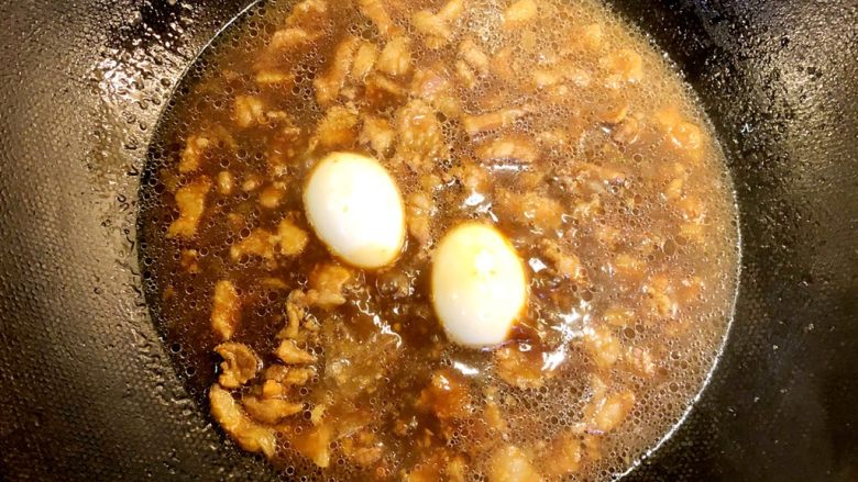 台湾卤肉饭,小火慢炖30-40分钟,中间不时翻炒一下,注意水不要煮干了。