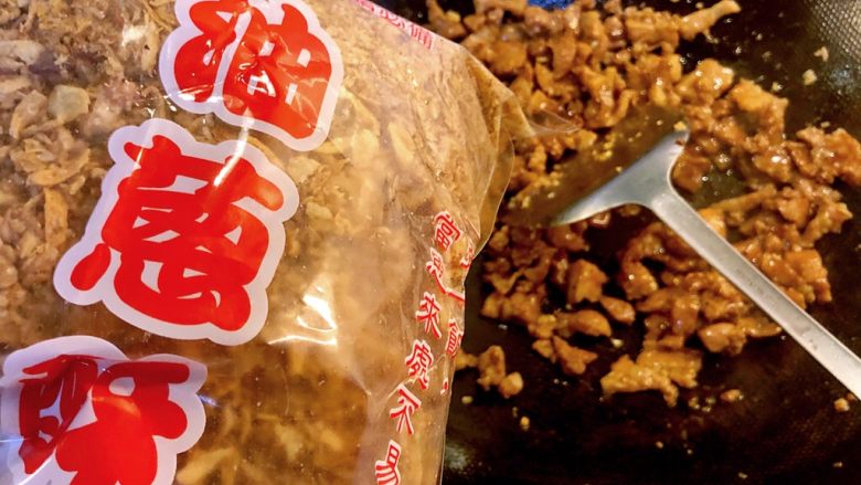 台湾卤肉饭,下油葱酥,翻炒均匀。
油葱酥带盐,有咸味,不宜下过量。