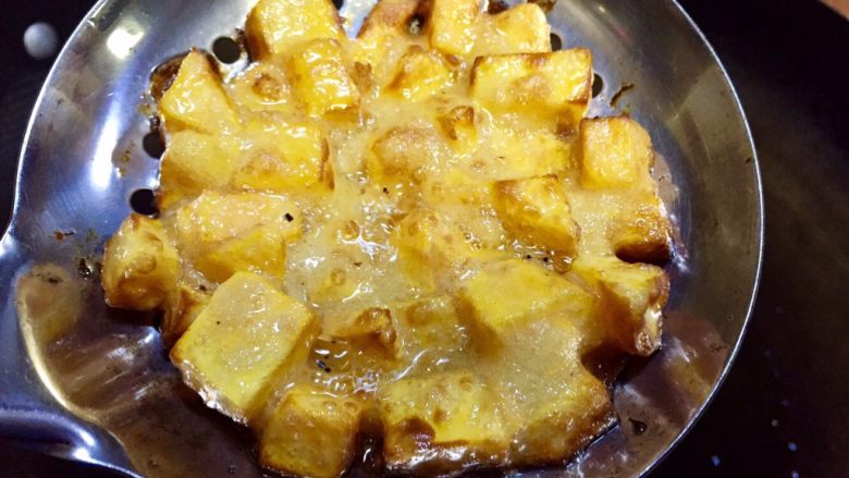 记忆里的香甜红薯饼,炸至金黄色,表皮开始变脆