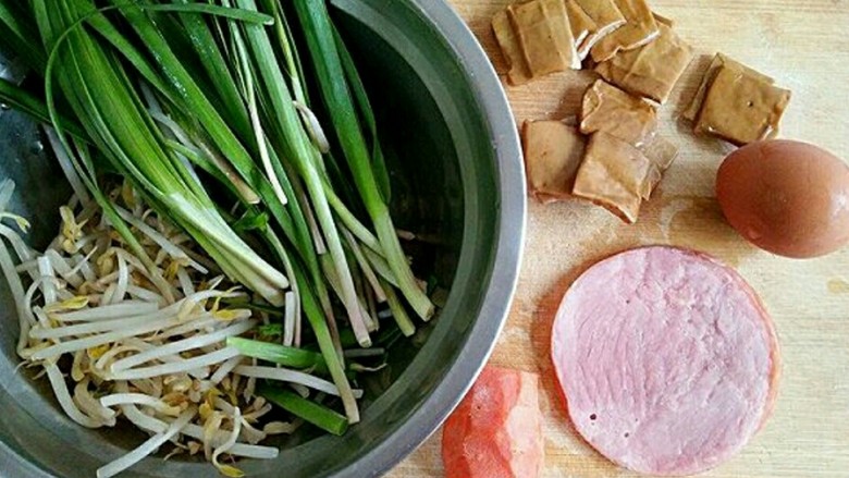 老北京炒合菜――春季最时髦的混搭吃法,食材有什么就用什么。合菜不拘于食材的选择,只要食性不相克就行。