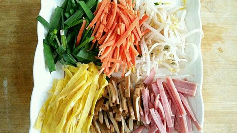 老北京炒合菜――春季最时髦的混搭吃法,将所有食材洗净切好。