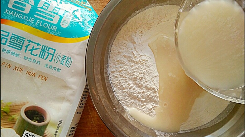 无油苹果派(平底锅发面版),酵母粉用温水冲开,少量多次加入面粉中。