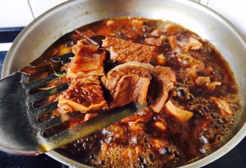 补血益气 强筋健骨 山药烧牛肉(附红烧牛肉详细做法),挑出小香葱和其它的调料及调料包,诱人的牛肉就完美出炉啦!