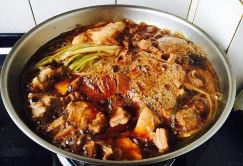 补血益气 强筋健骨 山药烧牛肉(附红烧牛肉详细做法),这是炖45分钟后的效果图,然后改大火,收汁(稍稍收汁,让汁浓稠些即可)。