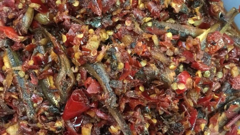 辣子鱼,锅子洗干净，烧热，再倒入食用油。（食用油的量不要超过准备的辣椒沫就行）