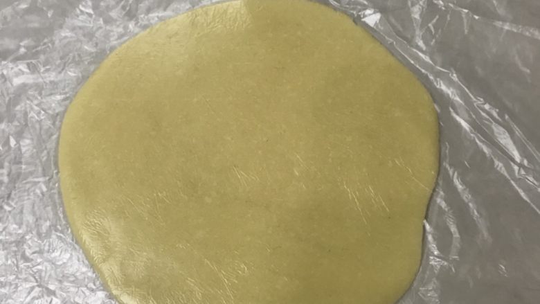 港式酥皮菠萝包,用擀面杖从中间向四周均匀擀开也不要太大哦,够包上面团就好,再拿去一层保鲜袋