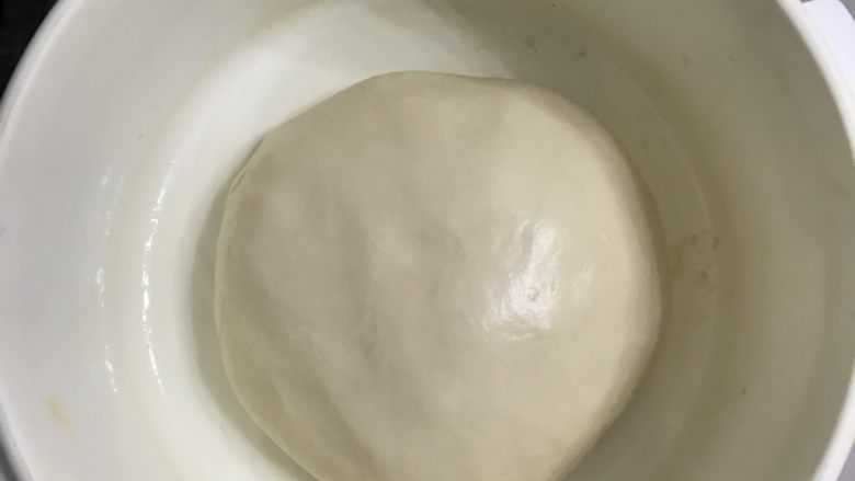 港式酥皮菠萝包,放入保鲜盒,盖上盖放进发酵箱温度在27度一发