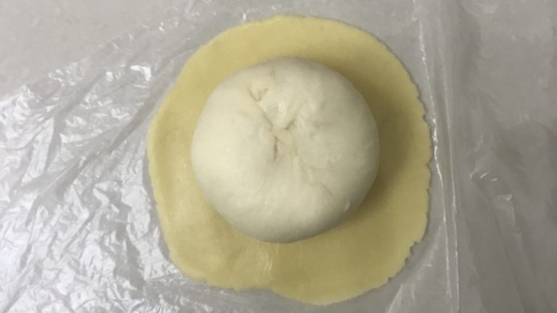 港式酥皮菠萝包,放上面团,面团的收口朝上
