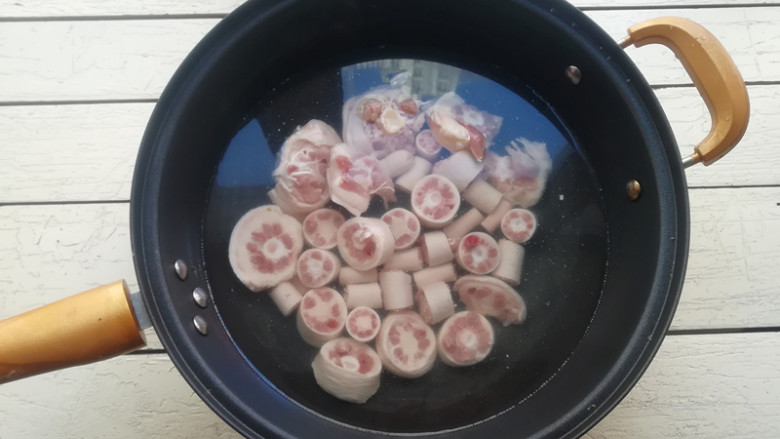 猪尾焖花生,锅加水烧开,下入猪尾巴焯水
