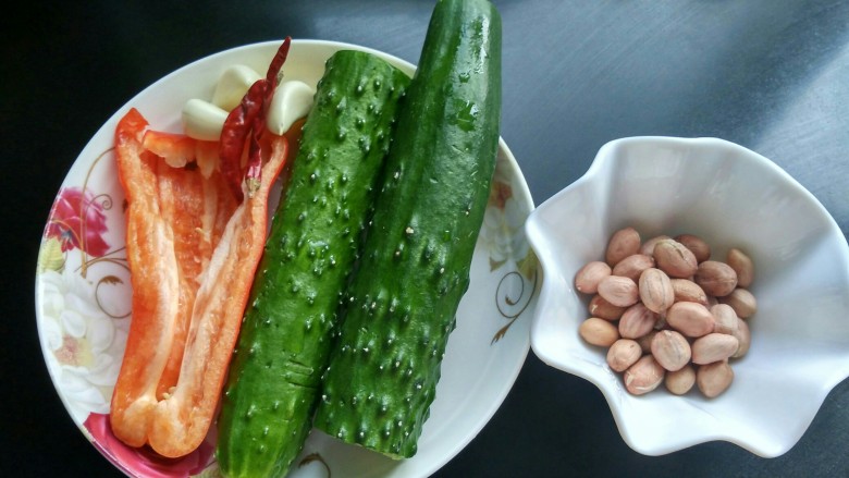 老醋花生米拌黄瓜,准备食材,并洗净。