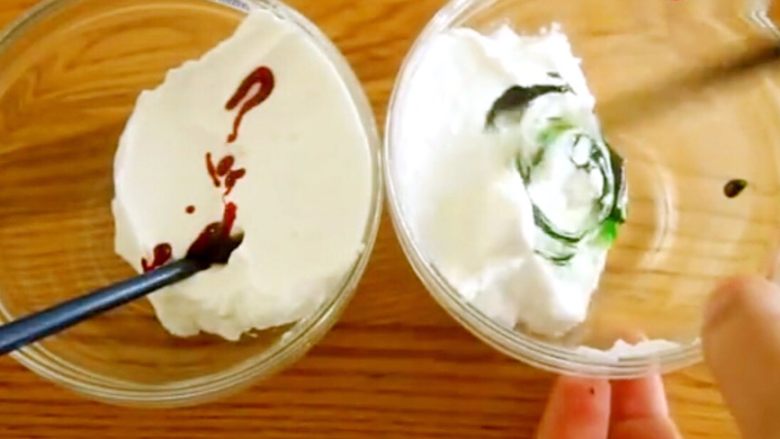 萌萌的奶油盒子蛋糕,分成四份,两份分别加入红绿色素