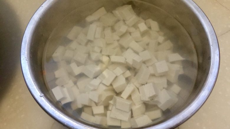 雪底寻梅➕雪菜肉末炖豆腐,热水中加入少许盐,倒入豆腐盆中浸泡豆腐,可以去豆腥味,使豆腐更柔韧不容易碎