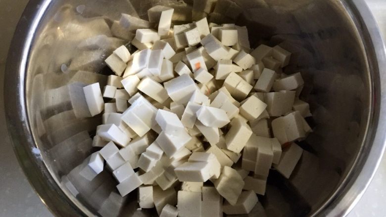 雪底寻梅➕雪菜肉末炖豆腐,嫩嫩豆腐切成小块,大概小拇指甲盖大小,小点好入味