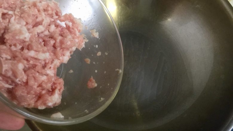 雪底寻梅➕雪菜肉末炖豆腐,热锅加入适量食用油,加入肉末小火煸炒出油