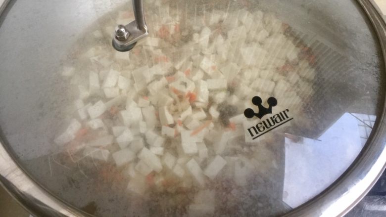 雪底寻梅➕雪菜肉末炖豆腐,煮开后转小火,加盖煮大概七八分钟至豆腐入味。