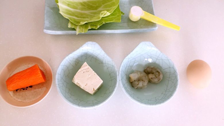 蔬菜豆腐虾泥糕,准备食材,<a style='color:red;display:inline-block;' href='/shicai/ 301'>鲜虾</a>去壳剔除虾线。
