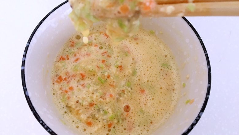 蔬菜豆腐虾泥糕,搅拌均匀,像这样不易滑落状态。