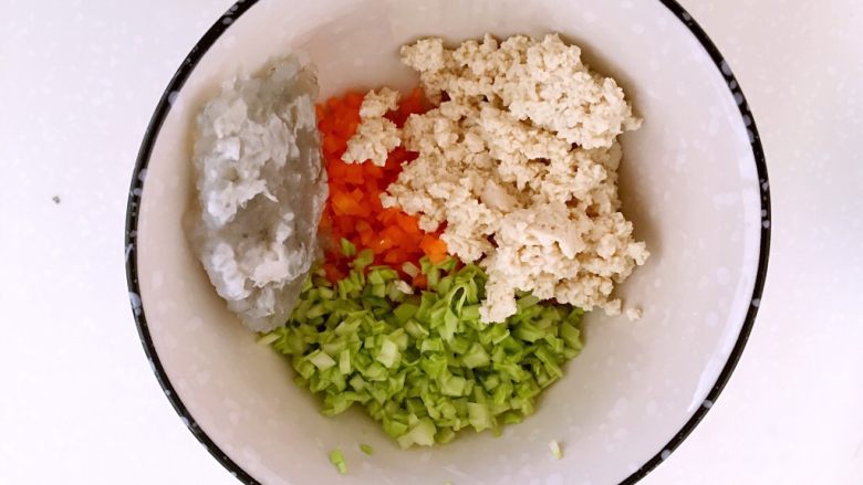 蔬菜豆腐虾泥糕,找一只碗,打入<a style='color:red;display:inline-block;' href='/shicai/ 9'>鸡蛋</a>放入虾泥、胡萝卜、菜碎、豆腐。