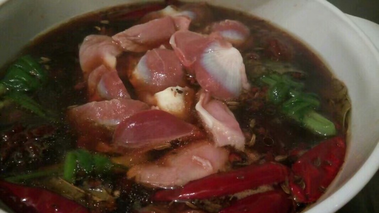 爽口小菜【凉拌鸡胗】,加入鸡胗,开大火烧开