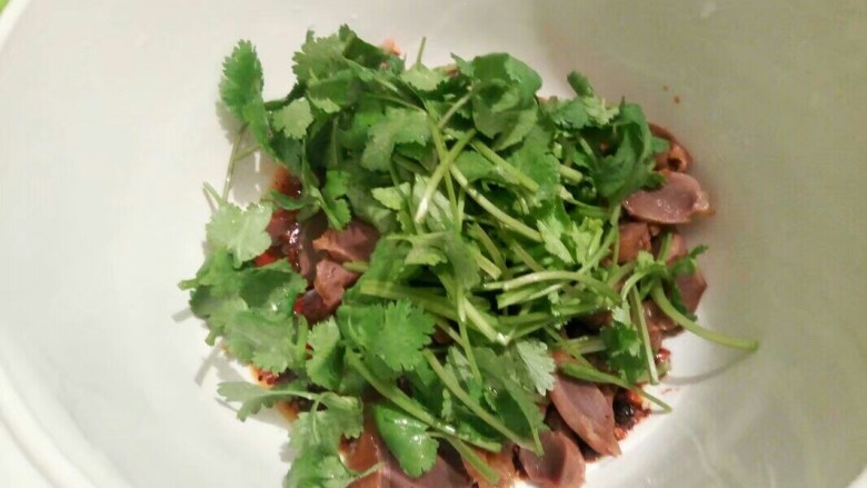 爽口小菜【凉拌鸡胗】,放适量香菜段,拌拌就可以了