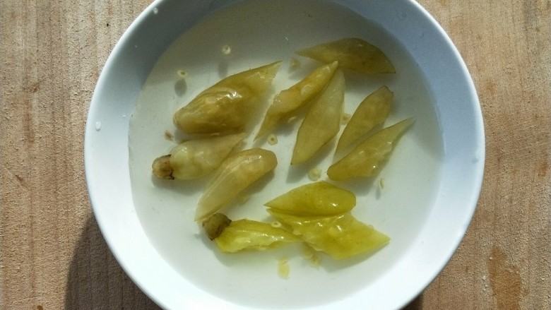 美味酸萝卜炒腊鸭心,野山椒改刀,改完刀直接放野山椒水中。