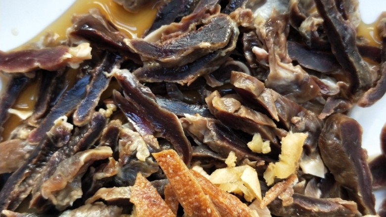 美味酸萝卜炒腊鸭心,加<a style='color:red;display:inline-block;' href='/shicai/ 718'>料酒</a>,上笼蒸熟。