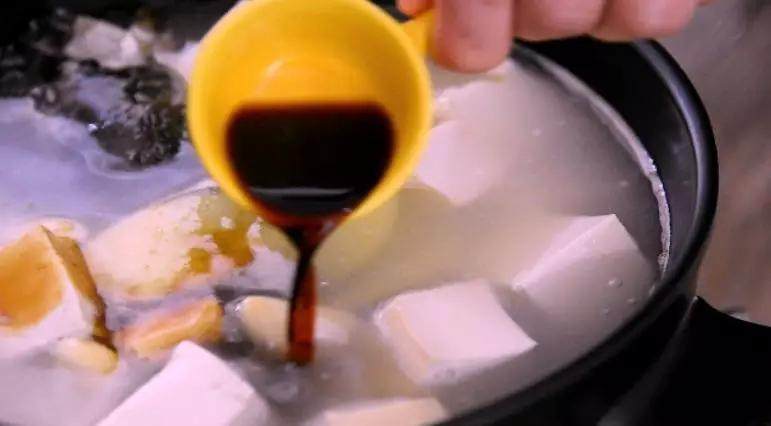 砂锅鱼头豆腐汤,延缓脑力衰退,加入豆腐、蒜、姜、料酒、生抽、老抽、糖,大火煮开