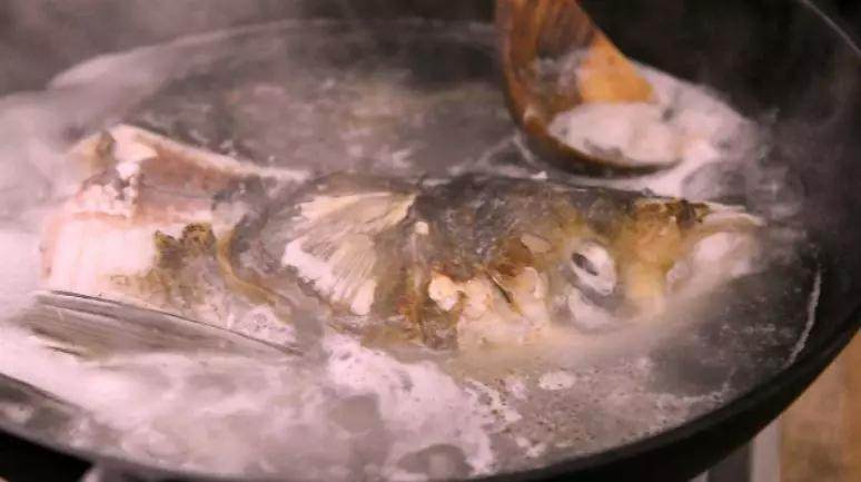 砂锅鱼头豆腐汤,延缓脑力衰退,加入开水,煮开撇去浮沫
