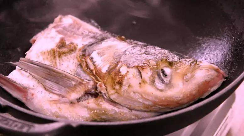 砂锅鱼头豆腐汤,延缓脑力衰退,放入鱼头,小火煎至两面金黄