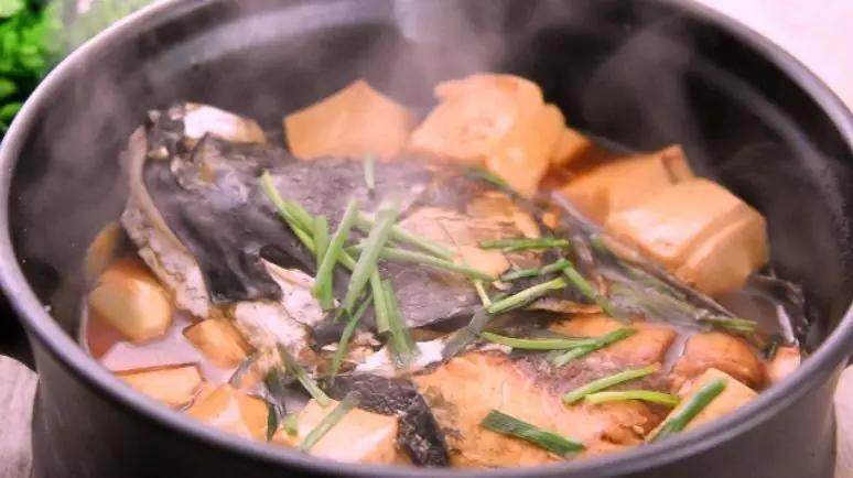 砂锅鱼头豆腐汤,延缓脑力衰退,微微炖煮下,撒上葱段即可