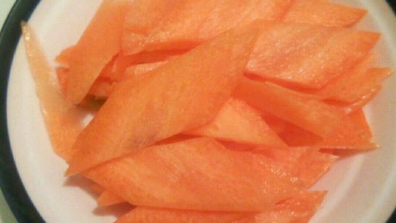 【家常菜】回锅肉,<a style='color:red;display:inline-block;' href='/shicai/ 25'>胡萝卜</a>切菱形
