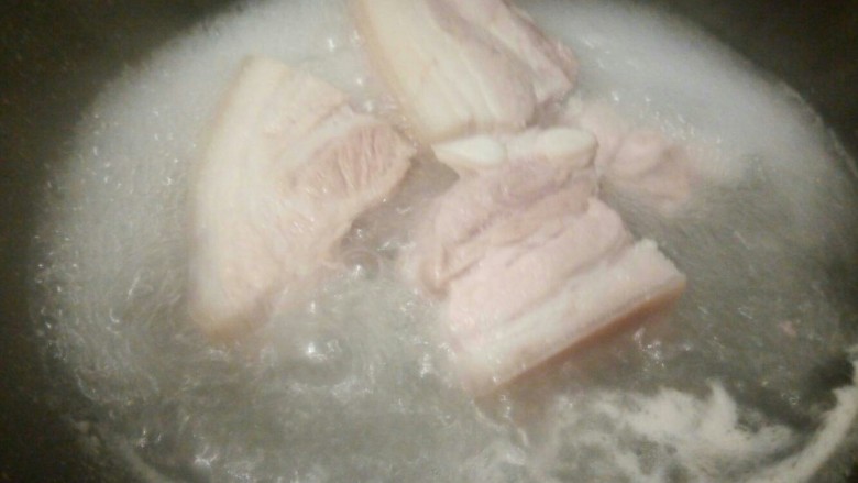 【家常菜】回锅肉,<a style='color:red;display:inline-block;' href='/shicai/ 428'>五花肉</a>切小段，冷水下锅煮，放一点花椒粒，再撇清沫子，加点料酒，生姜片，再煮五分钟