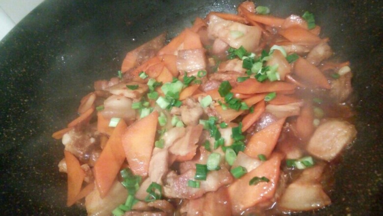 【家常菜】回锅肉,鸡粉少许，出锅前撒葱花