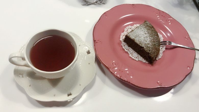 黑米红糖蒸蛋糕,煮好的红豆薏米水+黑米红糖蒸蛋糕好像是绝配哦!