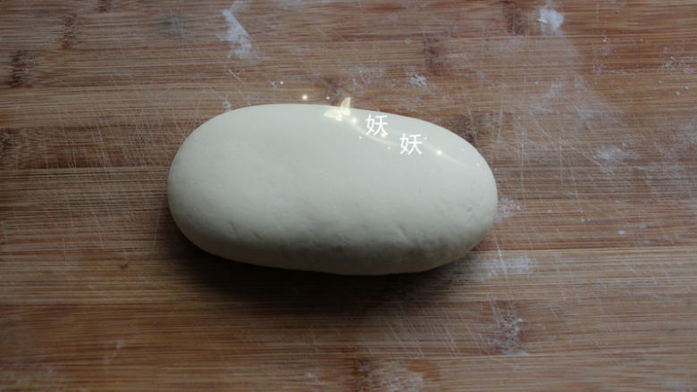 香葱花卷,砧板上多撒些干面粉,将发酵好的面团倒在干面粉上,充分糅合成均匀光滑的状态,这一步做的好不好,直接影响最后的成品。