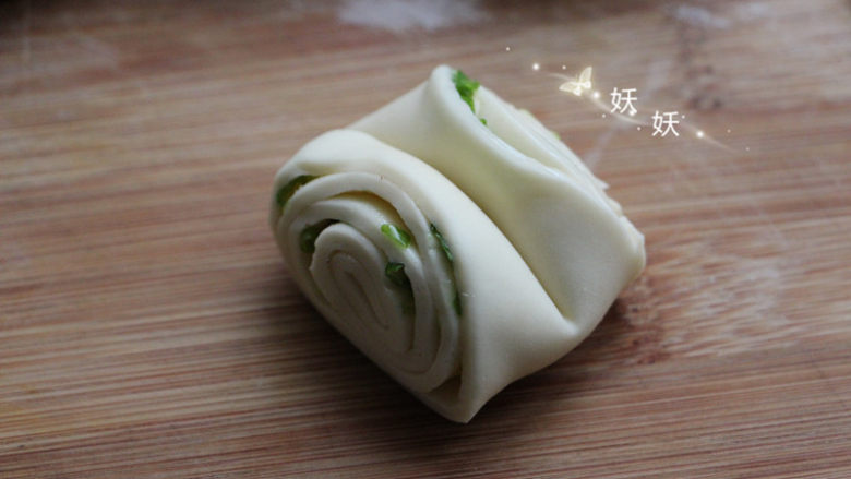 香葱花卷,用刀背轻轻在中间一压,就可以了,是不是很简单。