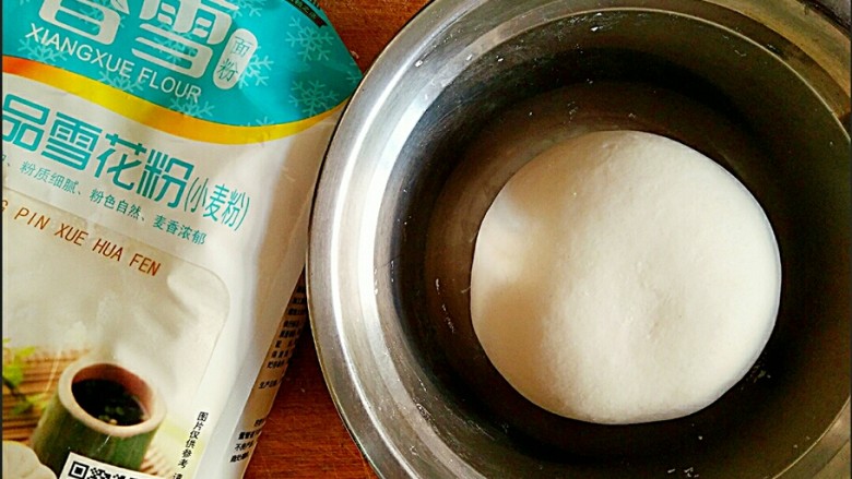 芝香糖三角――你还记得小时候的味道吗?,将和好的面团盖保鲜膜醒发。