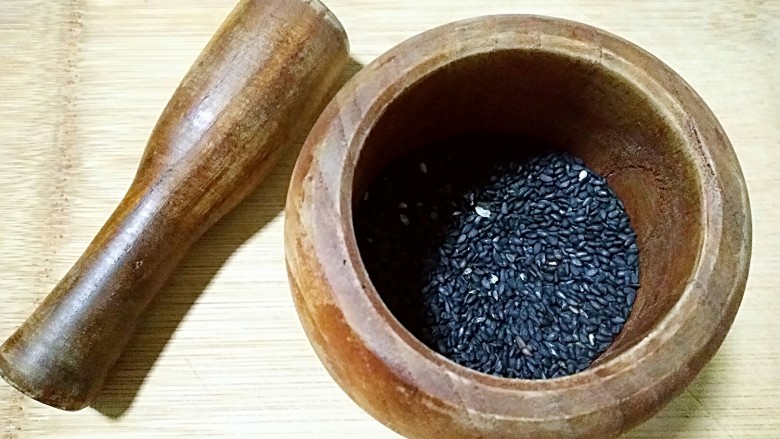 芝香糖三角――你还记得小时候的味道吗?,用蒜臼捣碎(这步可省略,因为我是用的做桂花芝麻汤圆时做的馅,所以再介绍一下馅料的做法)。