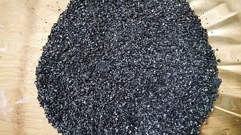 芝香糖三角――你还记得小时候的味道吗?,捣碎的芝麻,个人感觉这种带着颗粒状的芝麻粉比机器研磨的芝麻粉更有口感。