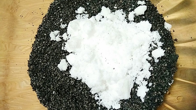 芝香糖三角――你还记得小时候的味道吗?,在芝麻粉中加入50g白糖。