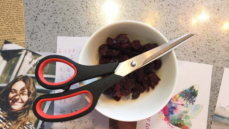 蔓越莓曲奇餅,我備有一把專門裁剪食物的剪刀,我習慣用剪刀把蔓越莓分成小顆粒,根據個人喜歡,大小不限。