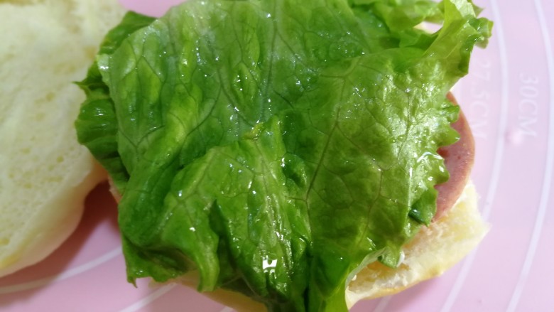幸福の早餐汉堡,红肠上面放生菜叶,