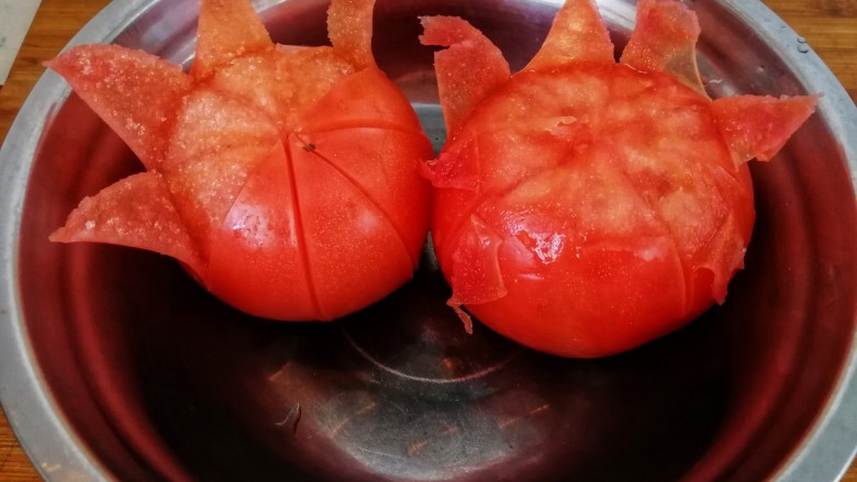家常菜&番茄火腿蛋,番茄划十字,用开水烫一下好去皮。