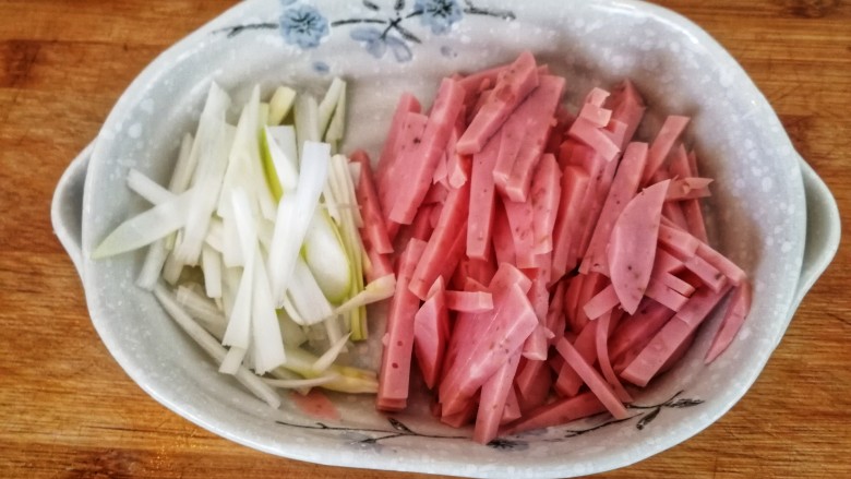 家常菜&番茄火腿蛋,火腿肠切丝,<a style='color:red;display:inline-block;' href='/shicai/ 3250'>葱</a>切丝。