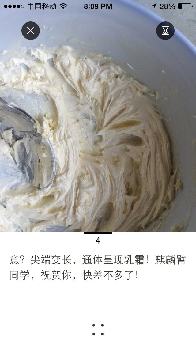 珍妮曲奇1度❄️大挑战,打打打打打,意?小羽毛变成长尾羽,黄油出现奶油纹理,注意颜色比小羽毛白!证明已经打发好了,前后5分钟左右,全程做温水里打发