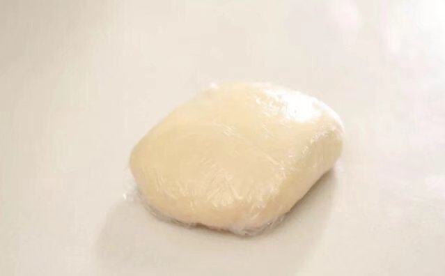 绣球蛋黄酥,首先制作油皮。将油皮的所有材料中筋面粉150g,<a style='color:red;display:inline-block;' href='/shicai/ 406'><a style='color:red;display:inline-block;' href='/shicai/ 406'>猪油</a></a>55g,糖粉20g,水55g混合均匀,将面团揉光滑即可。油皮用保鲜膜封好,常温松弛半小时。