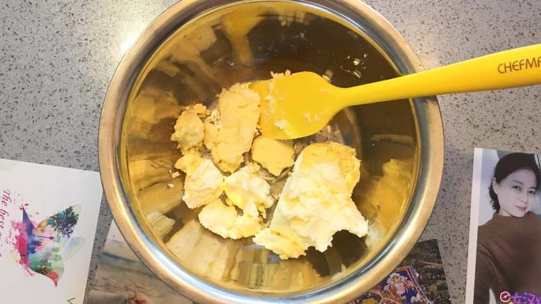 蔓越莓曲奇餅,今冬的湖南異常寒冷,雖然在體感上我沒覺特別的變化,但黃油的狀態如圖,即便是放在室溫下還是硬邦邦的。