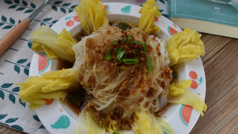 蒜蓉粉丝娃娃菜,最后再切一些青葱,撒在粉丝上就好了