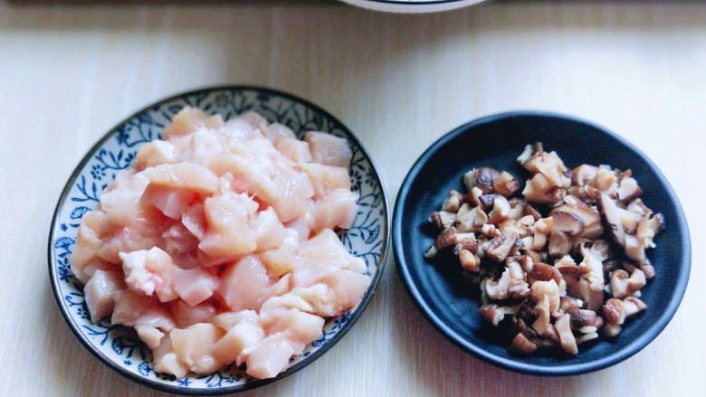 做饼＋咖喱香菇鸡丁披萨饼,香菇洗干净后设定。